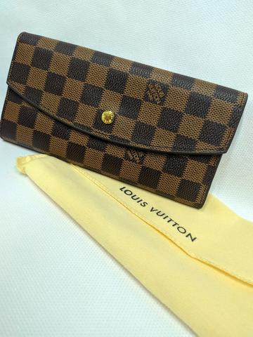 Carteira Louis Vuitton marrom, abertura de botão