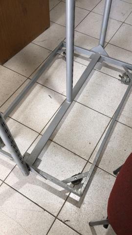 Arara de ferro com rodinha - Foto 6