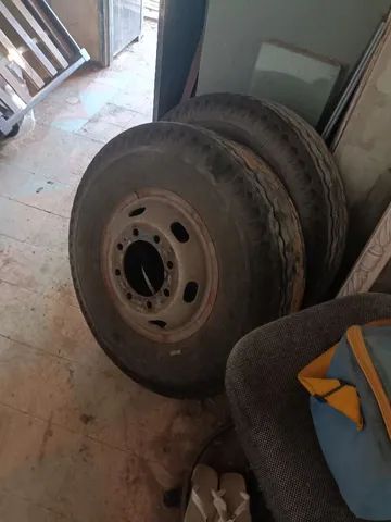 Roda  17,5 8 furos com pneu e camara