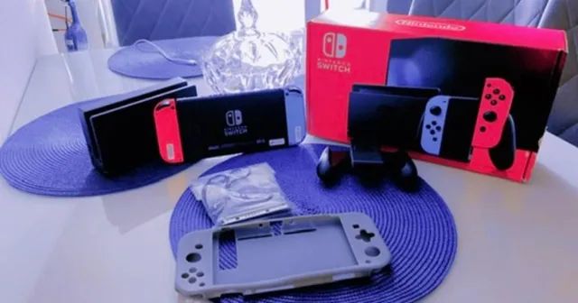 Console Nintendo Switch com 1 Controle Joy-Con vermelho e Azul +