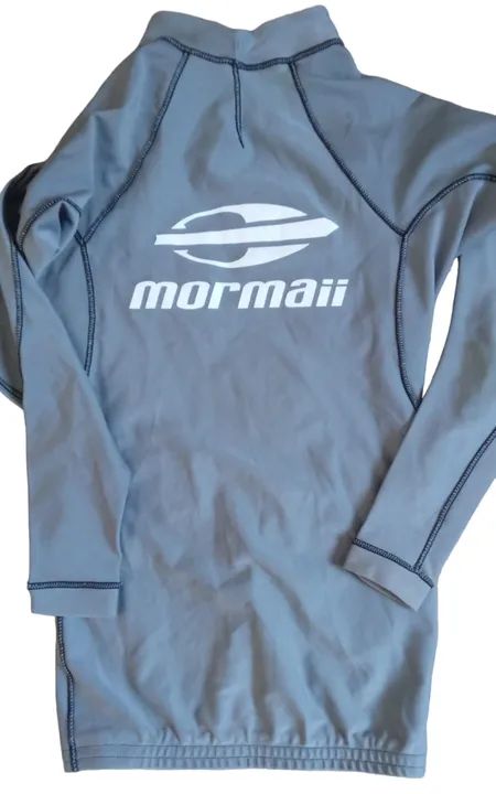 Camiseta Mormaii Lycra Little Emblem - Cinza - Autografada por Carlos Burle - Foto 2