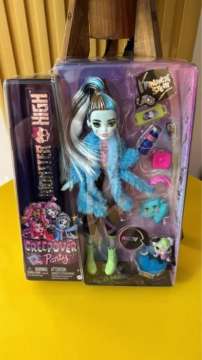 Boneca Monster High Frankie Stein Creepover Party lacrada