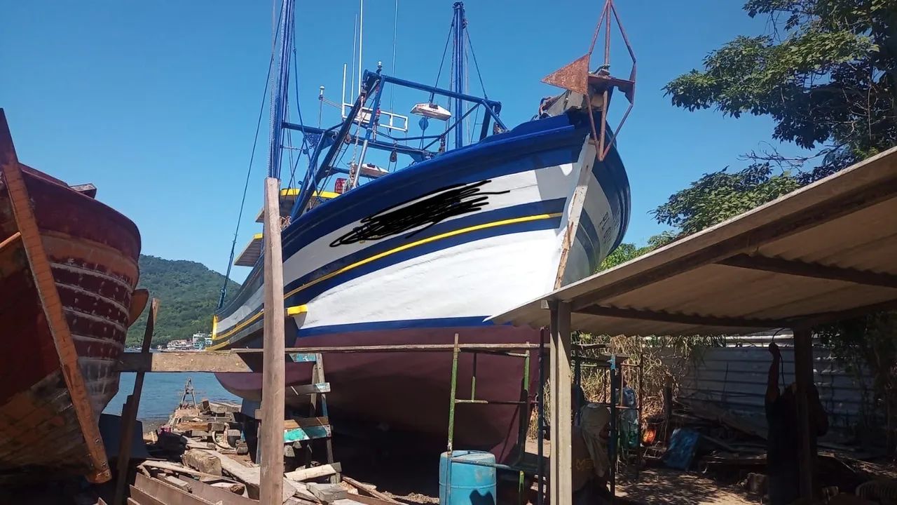 Barco de arrasto de camarão ( galhudo)