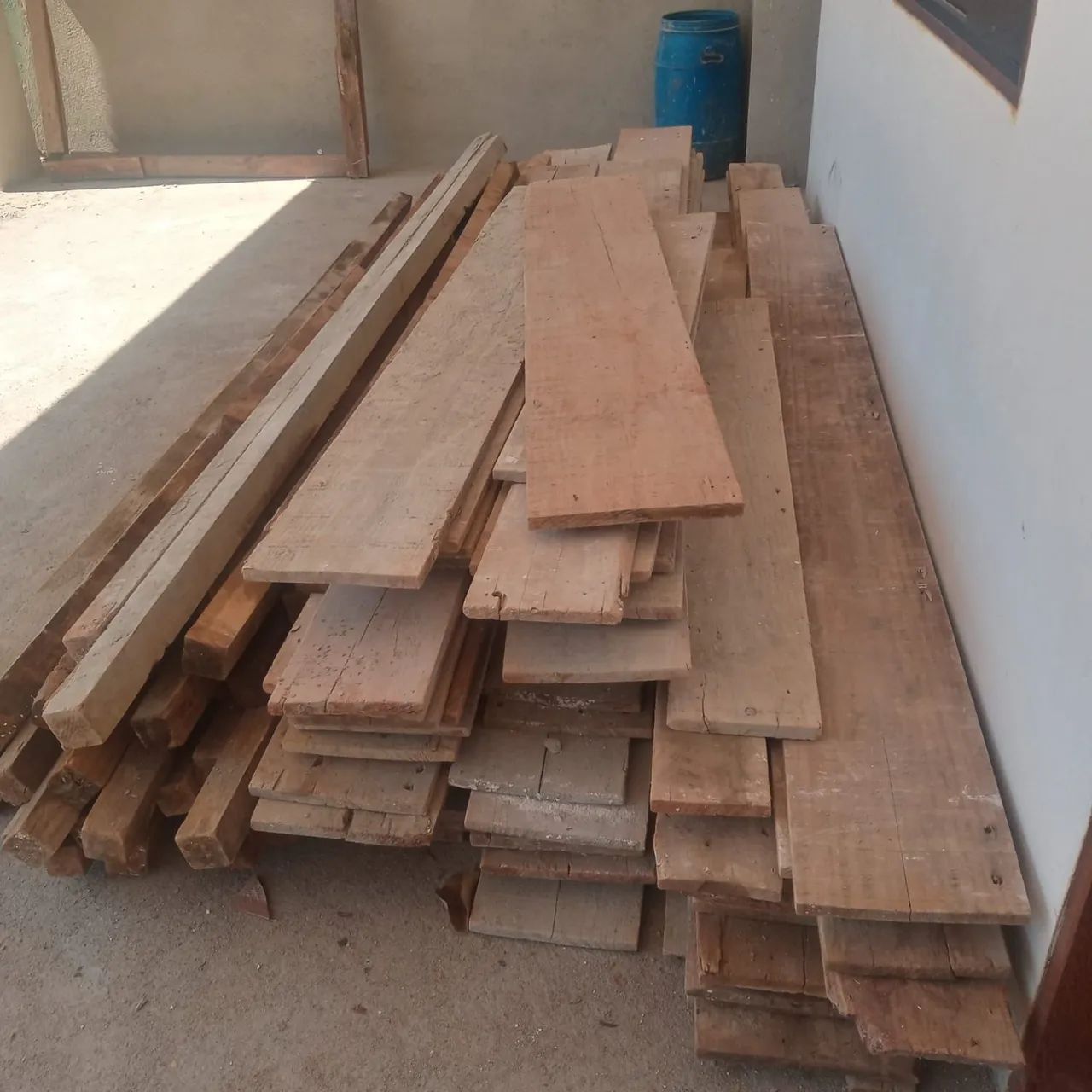 Tábuas,escoras,pontaletes.