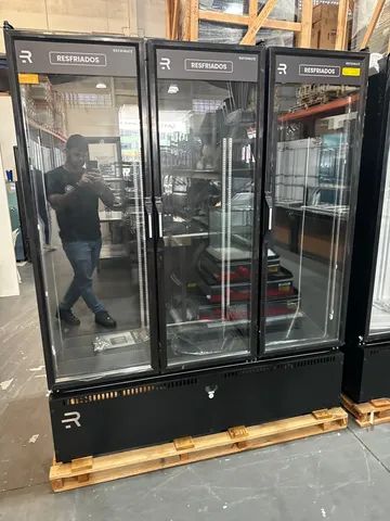 Geladeira expositora auto serviço 3 portas resfriados  total black 