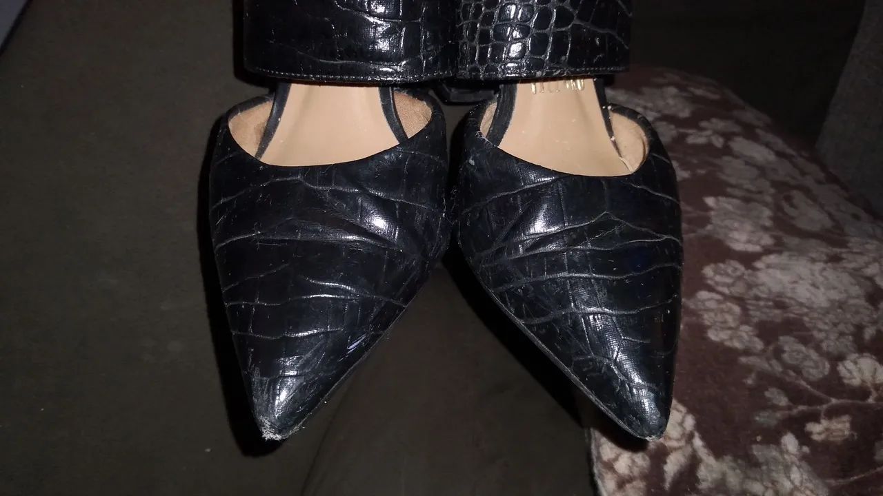 Sandália preta de salto alto com textura de crocodilo - Foto 5