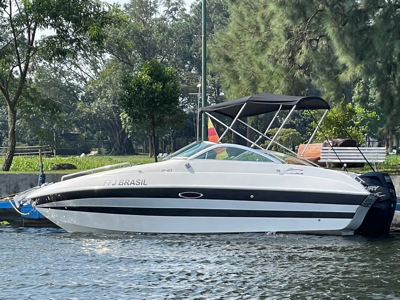 Lancha Arthmarine 240 - proa aberta com banheiro e cabine