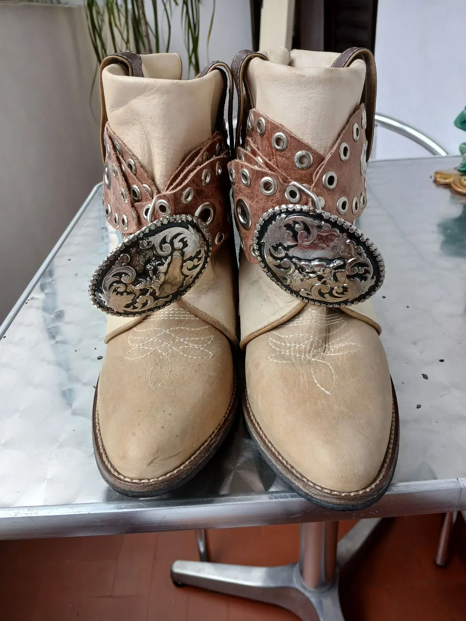 Botas country bege com fivelas