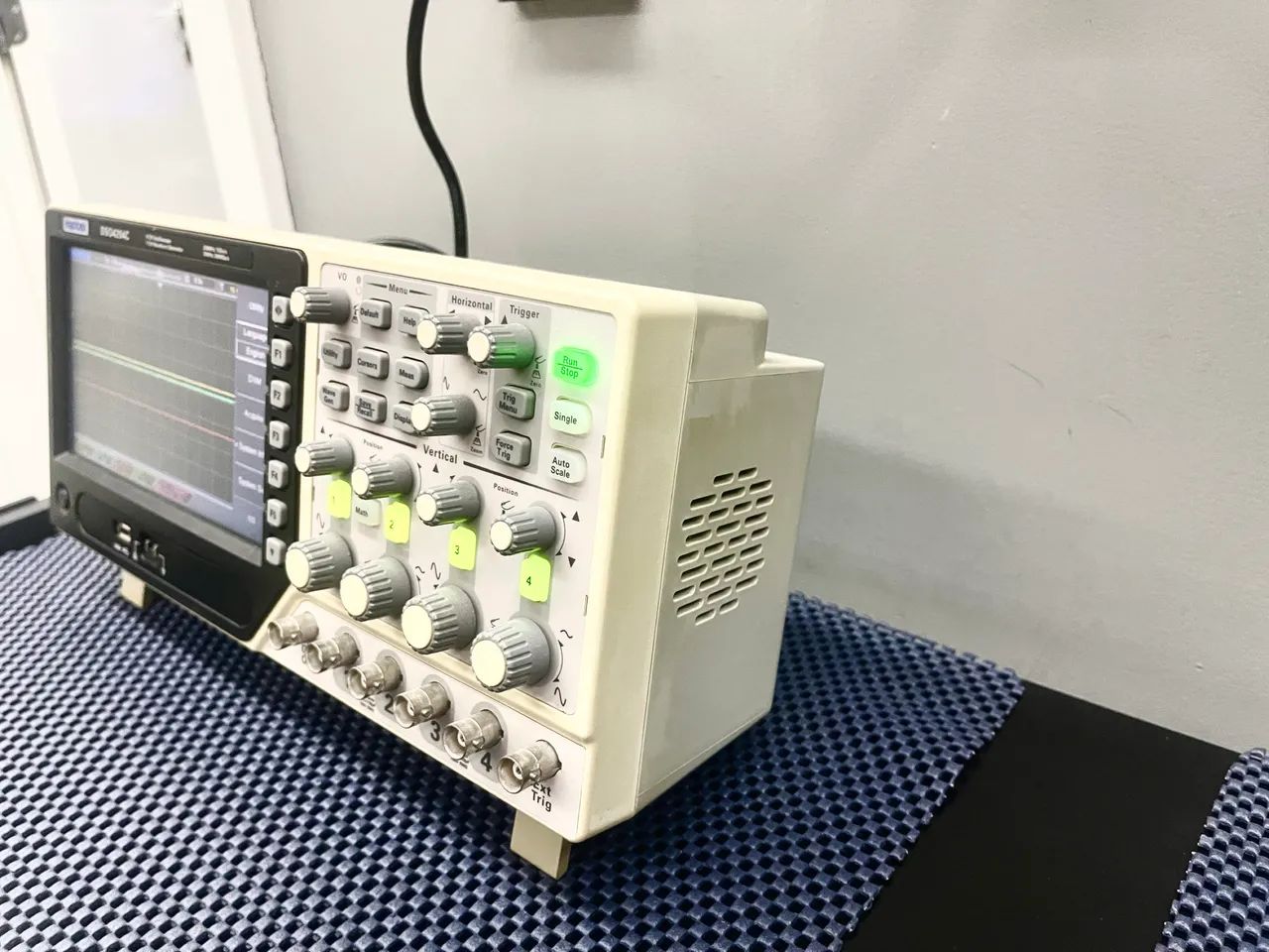Osciloscópio 4CH 200Mhz, com gerador de função - Foto 2