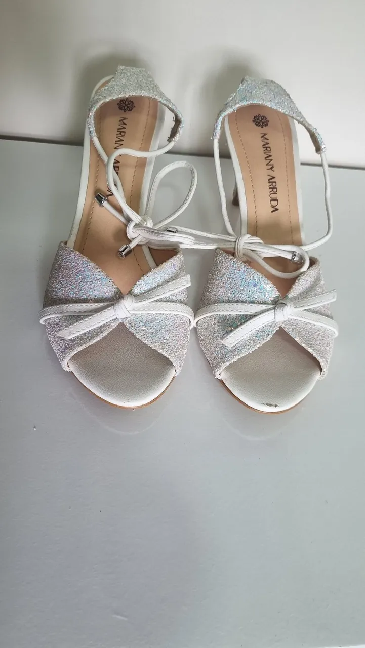 Sandálias "Donaire" n.38 brancas com glitter marca Mariany Arruda NOVA