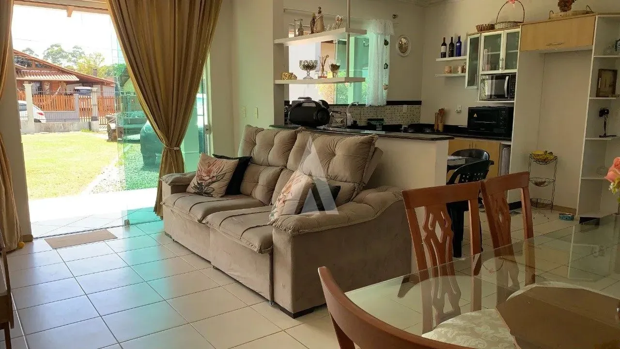Casa com 1 suíte(s) mais 2 quarto(s) à venda no bairro Boa Vista em Joinville, por R$ 749.