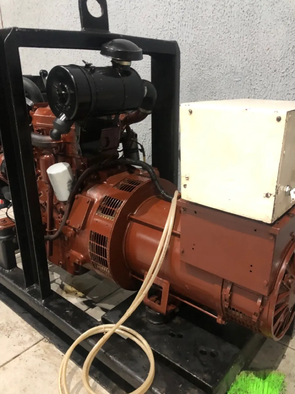 GERADOR DE ENERGIA TRIFÁSICO DE 39 KVA (Diesel )- 220V - 380V- 440V
