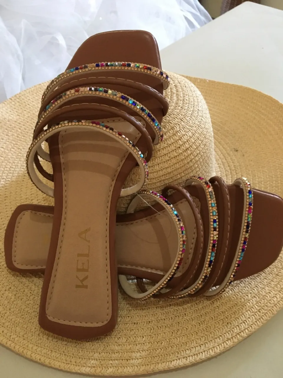 Sandália Rasteirinha Kela com Detalhes Coloridos