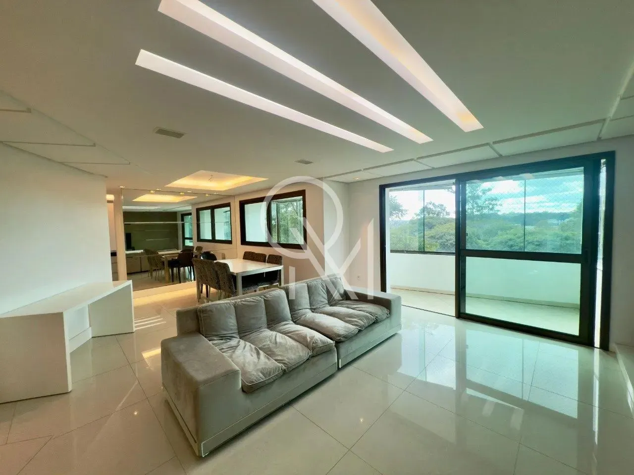 Apartamento mobiliado, 3 suítes, frente norte