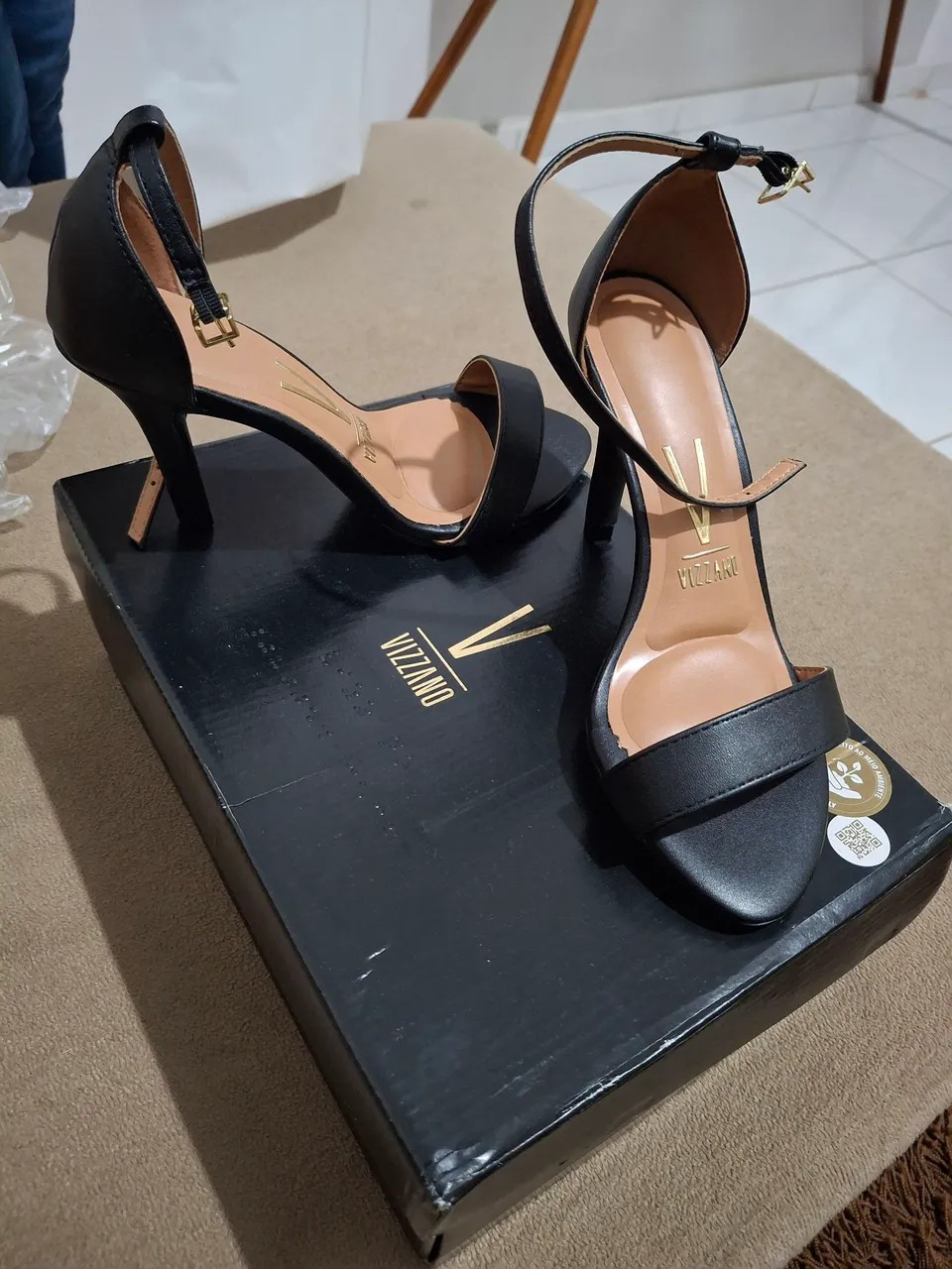 Sandália Vizzano Salto Fino - Elegância em Preto