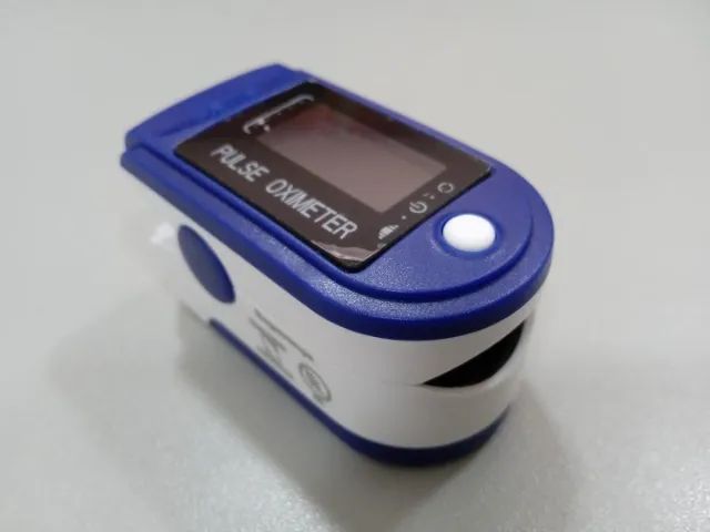 Oxímetro de pulso Monserrat em Plástico Azul 8 cm x 10 cm x 4 cm - Foto 3