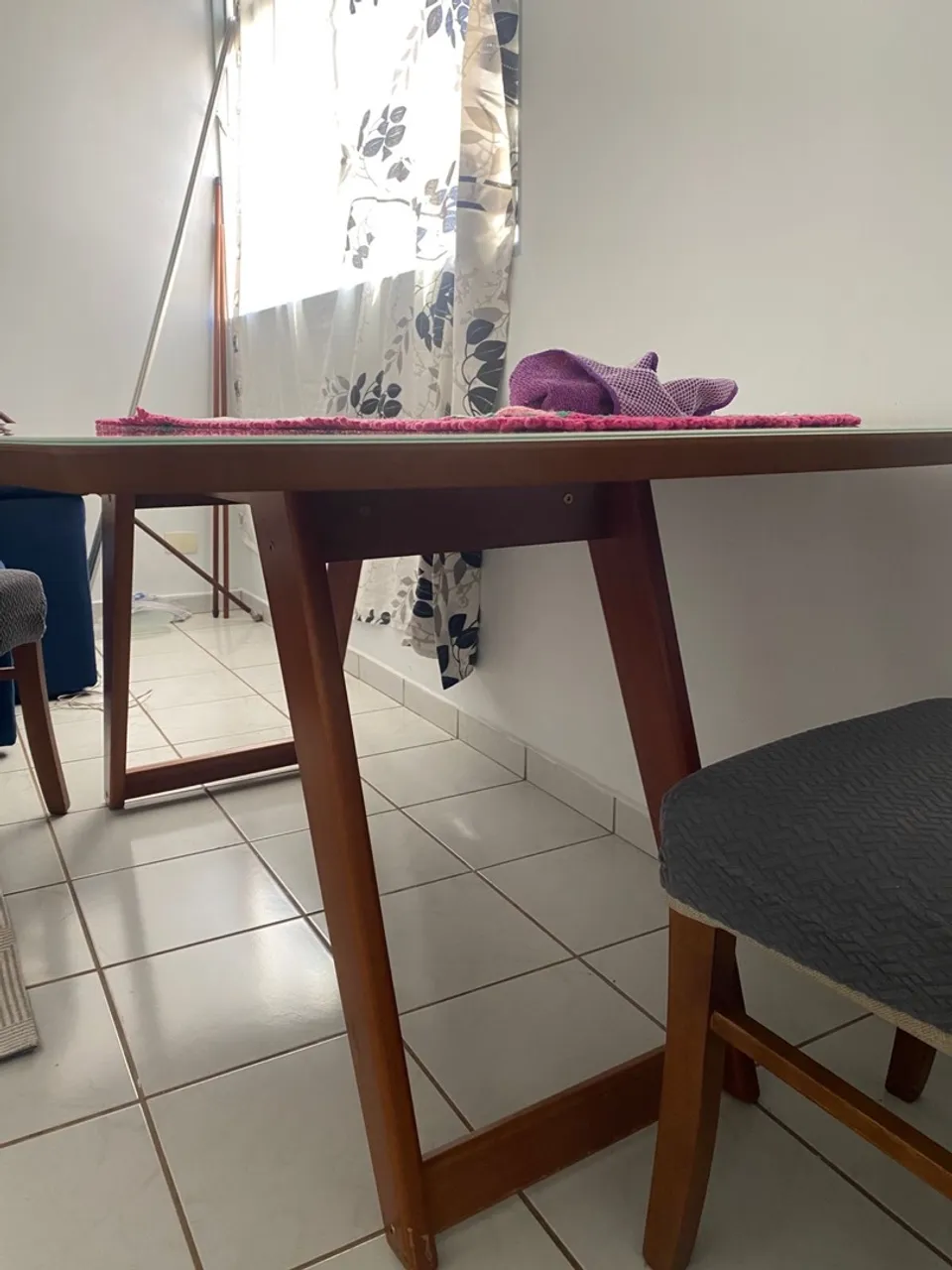 Mesa de Jantar em Madeira com Tampo de Vidro