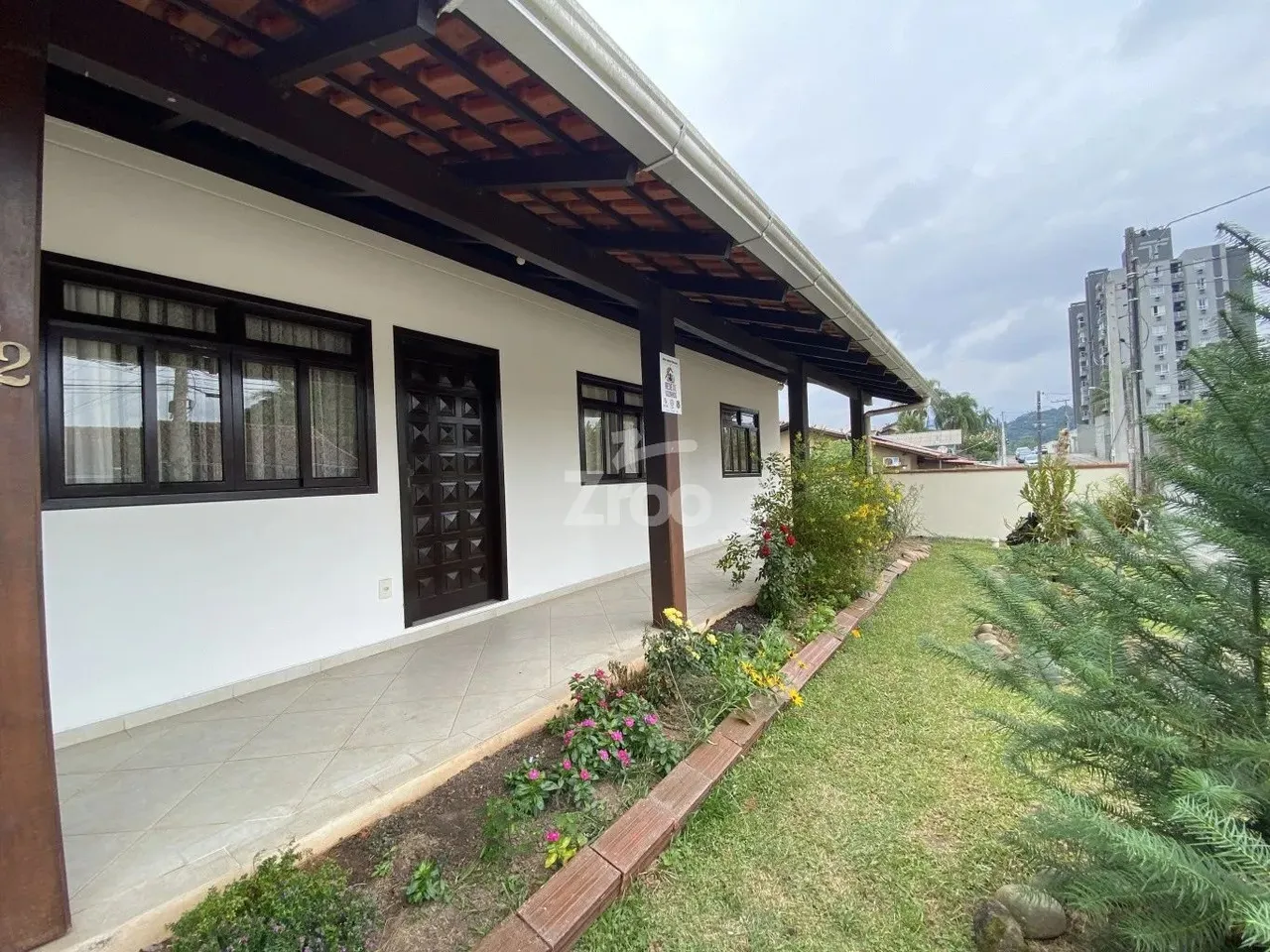 Casa para alugar com 3 quartos, sendo 1 suíte, em rua tranquila no bairro Agua Verde