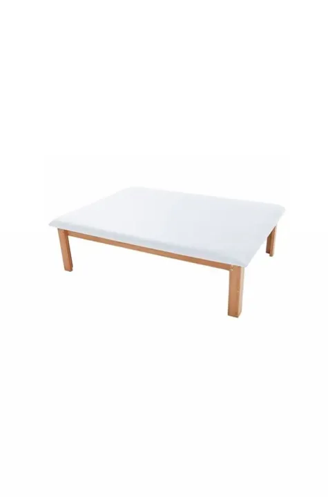 Tablado de Madeira com Estofado em Courino Branco