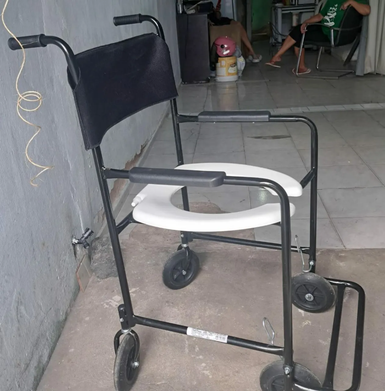Cadeira com assento sanitário com rodinhas
