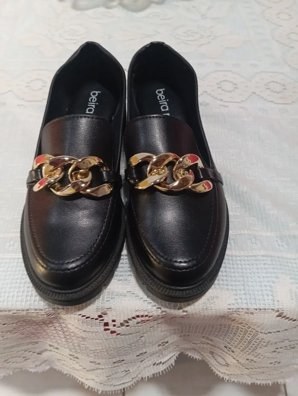 Sapatos Femininos Pretos com Detalhe em Corrente Dourada