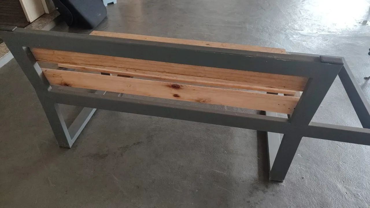 Sofá estrutura metálica 3 e 2 lugares com aparador lateral. - Foto 4