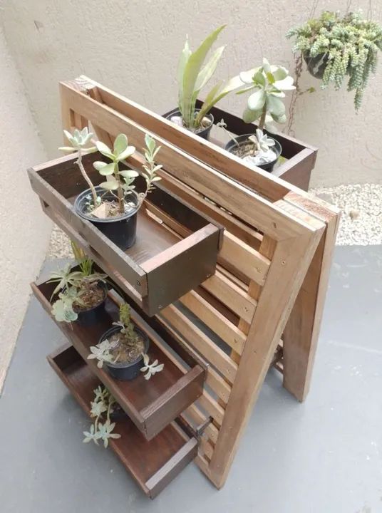 Floreira de madeira tipo cavalete com 6 cachepos rustica