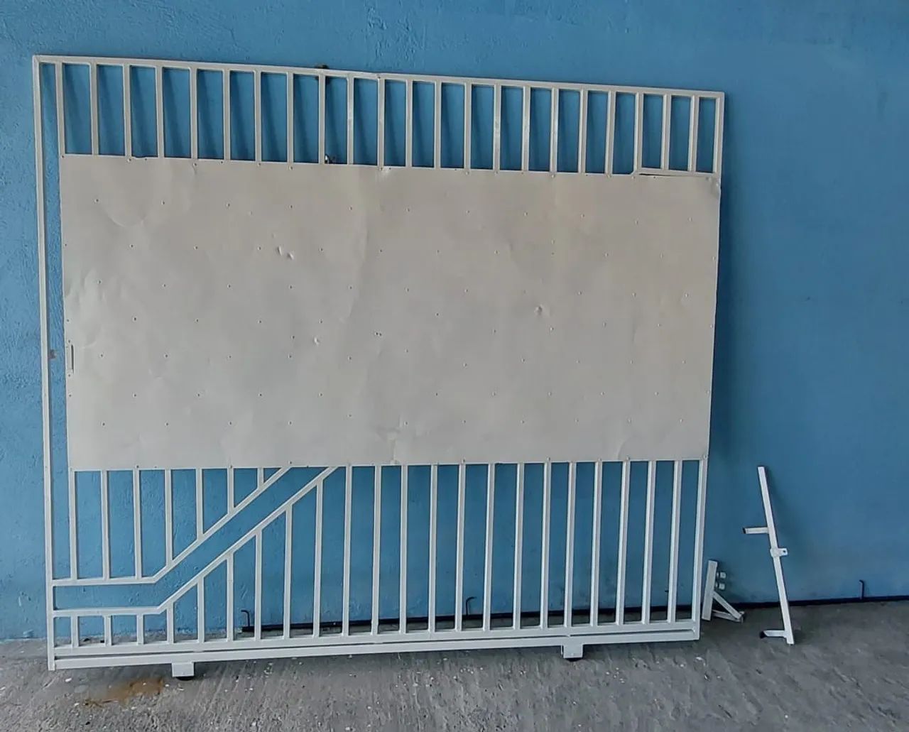 Portão de correr branco.