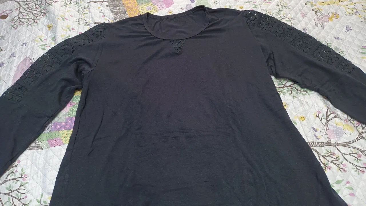Blusa preta com detalhes em renda Plu size - Foto 2