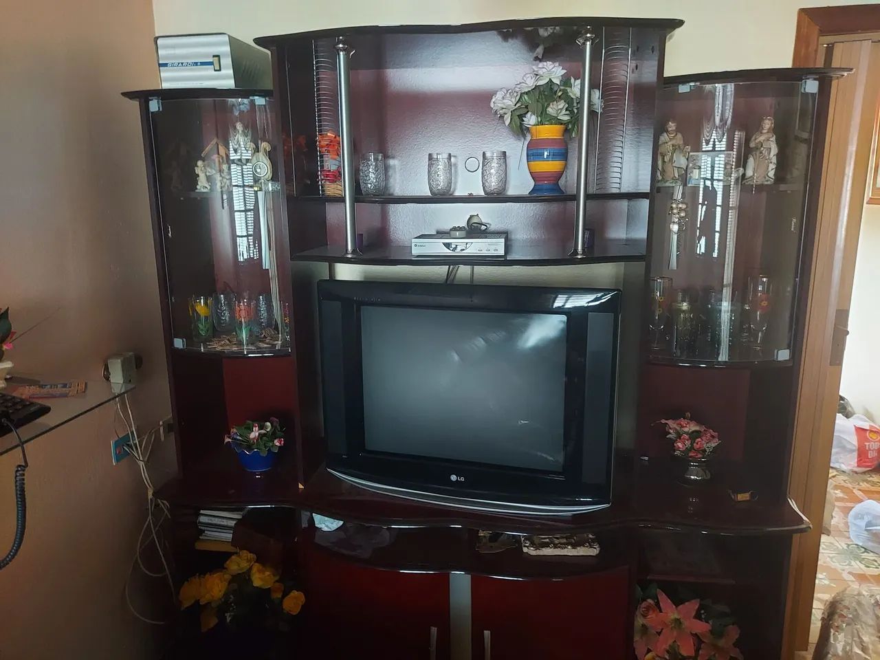 Estante para TV com prateleiras e portas de vidro - Foto 4