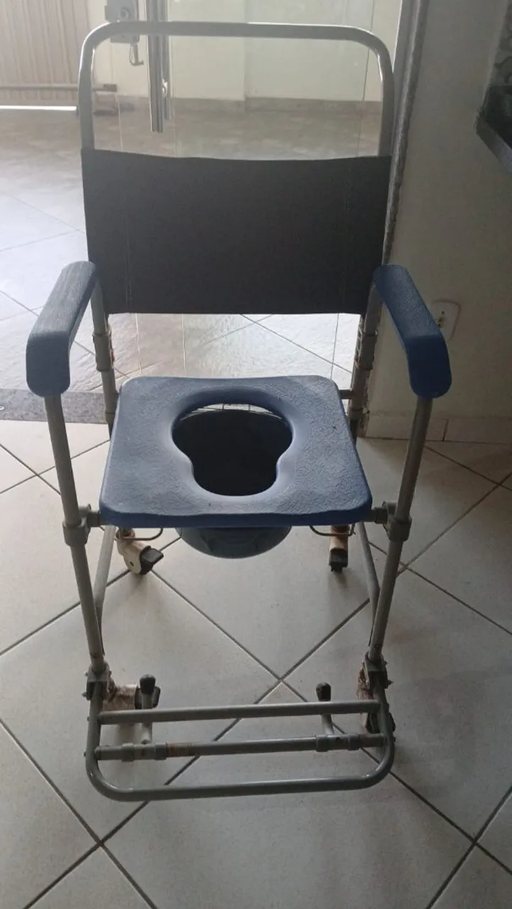 Cadeira com Assento Sanitário