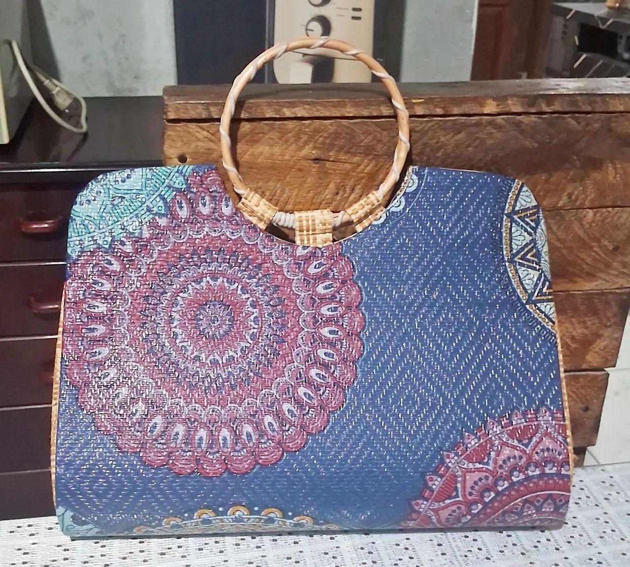 Bolsa de mão artesanal com design floral
