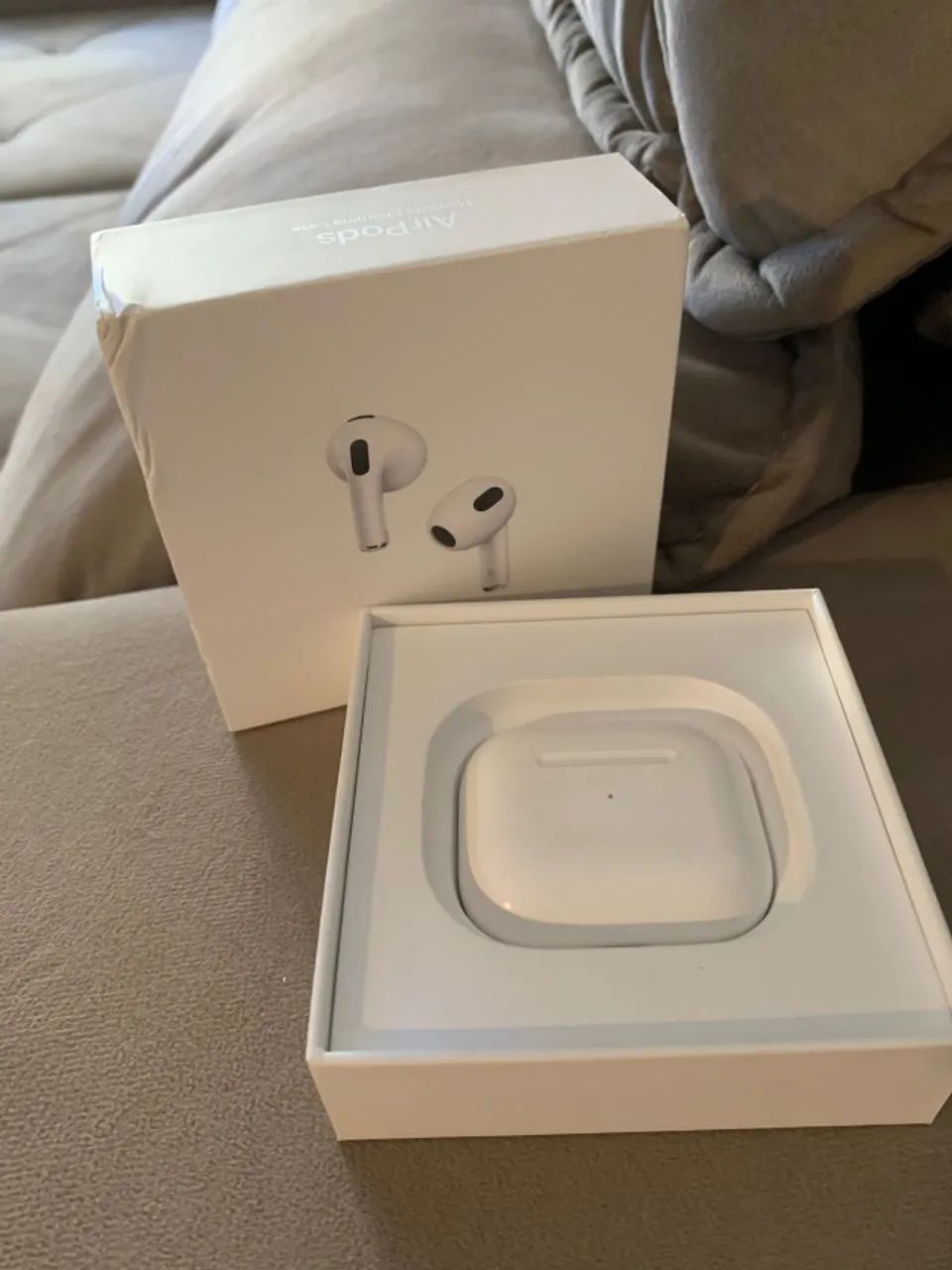 Airpods 3 3ª geração muito conservados. Bateria duranto muito. Funcionando perfeitamente. - Foto 2