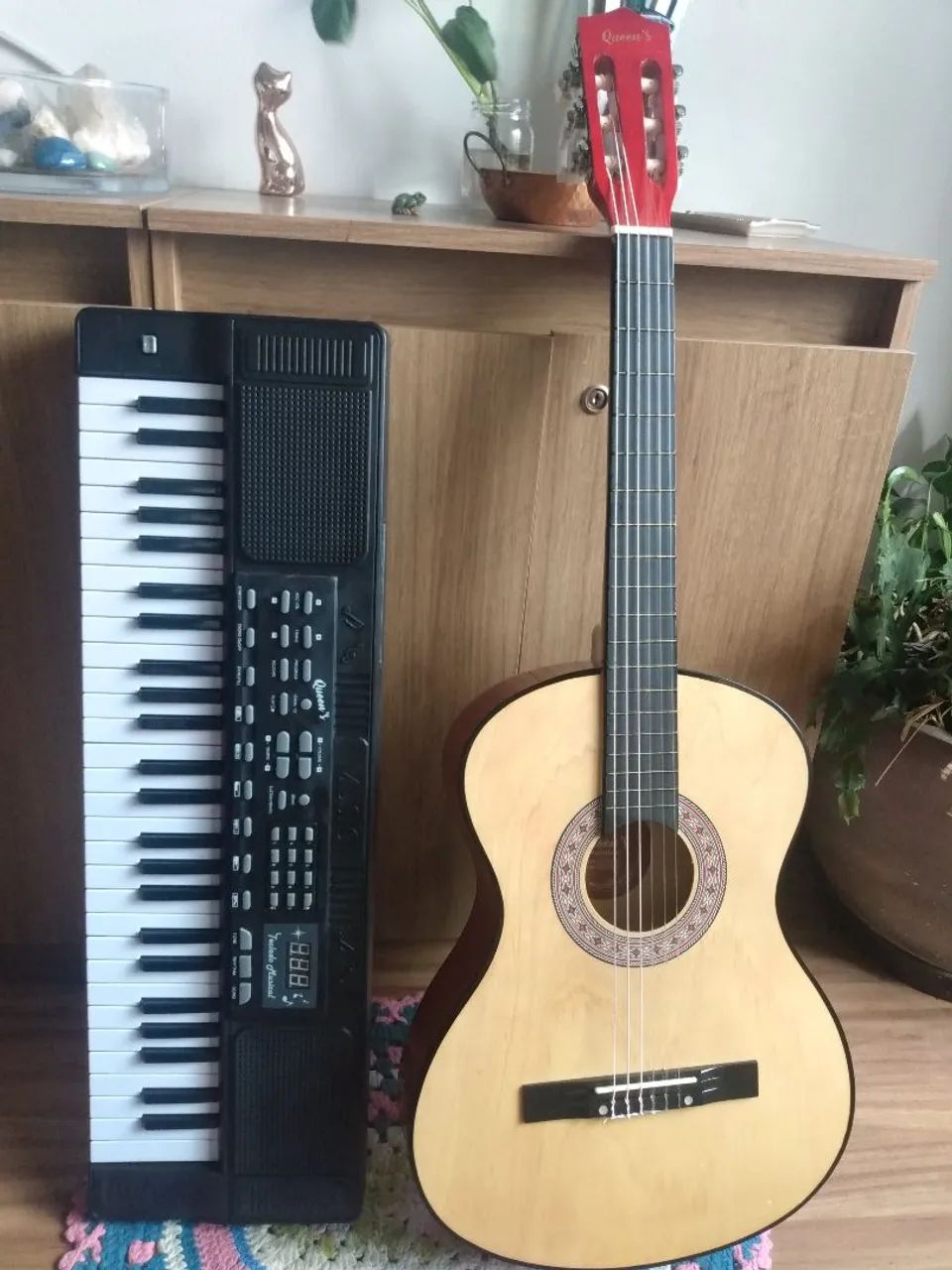 Violão Clássico e Teclado Musical 