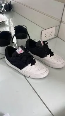 Tênis Jordan Preto e Branco