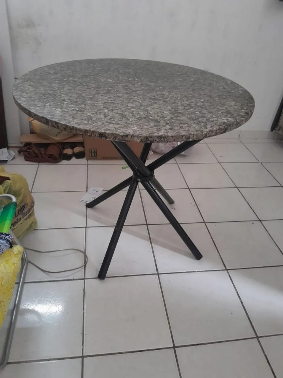 Mesa redonda com tampo de granito.