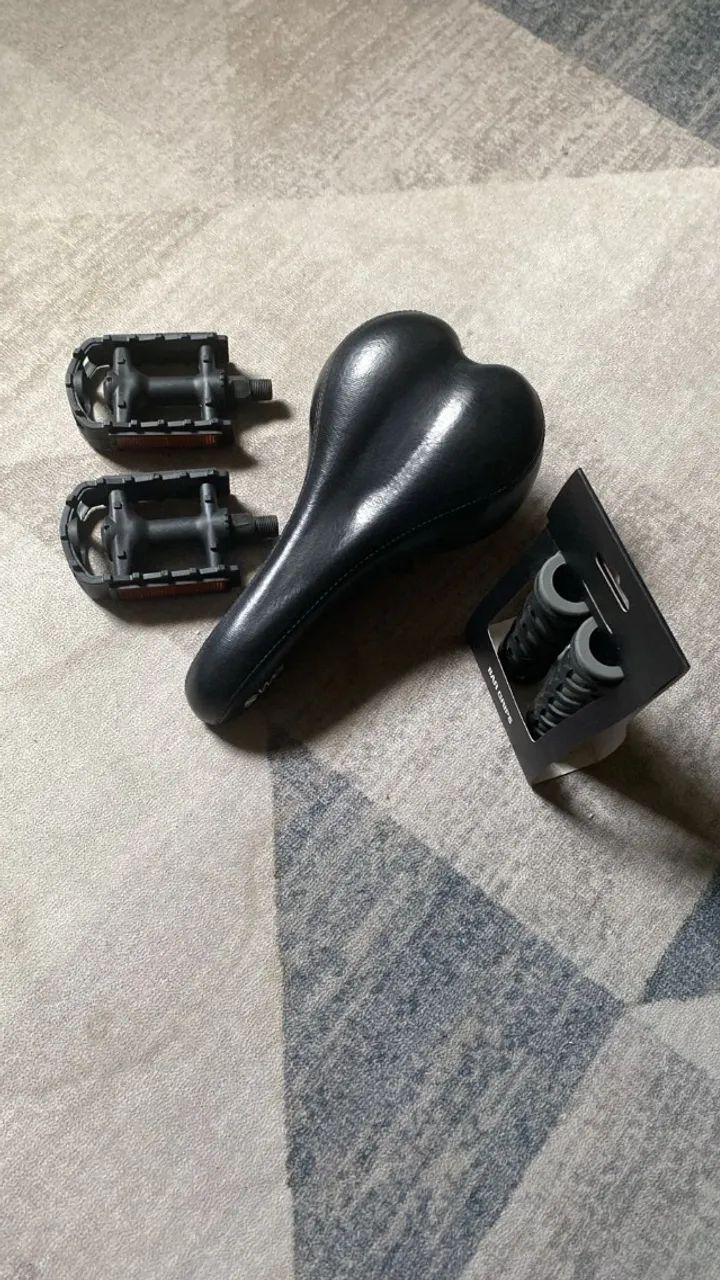 Vendo kit Bicicleta com Selim, Par de pedal rosca fina e par de luvas Invictus