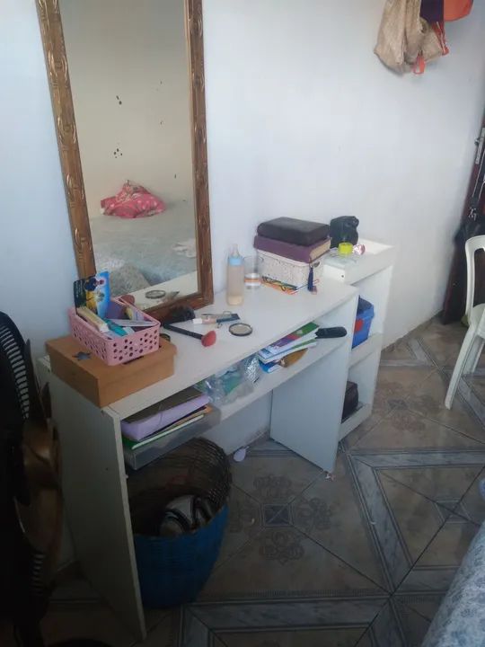 Mesa com carrinho auxiliar 