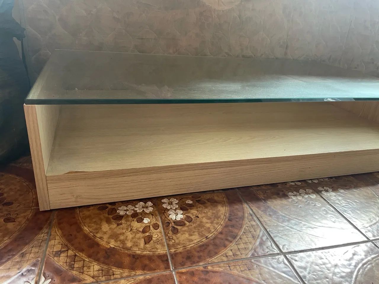Mesa de centro em madeira com tampo de vidro - Foto 2