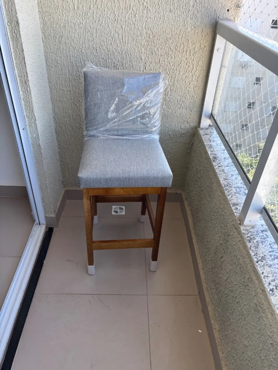 Banqueta cinza
