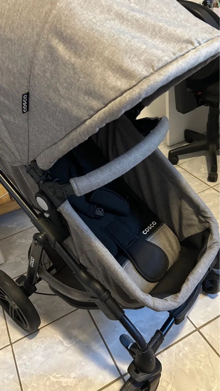 Carrinho de bebê Cosco com bebê conforto  - Foto 2