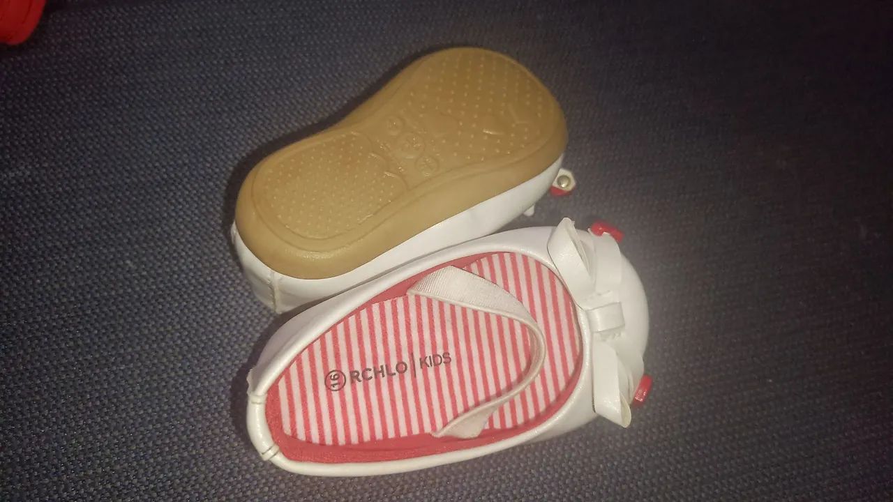 04 pares de sapatinhos infantis,vermelho 3,tenis azul 4,tenis branco 14,sapato de festa 16 - Foto 6