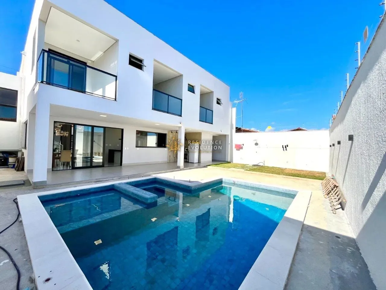 Casa Alto Padrão com Armários Planejados e Piscina