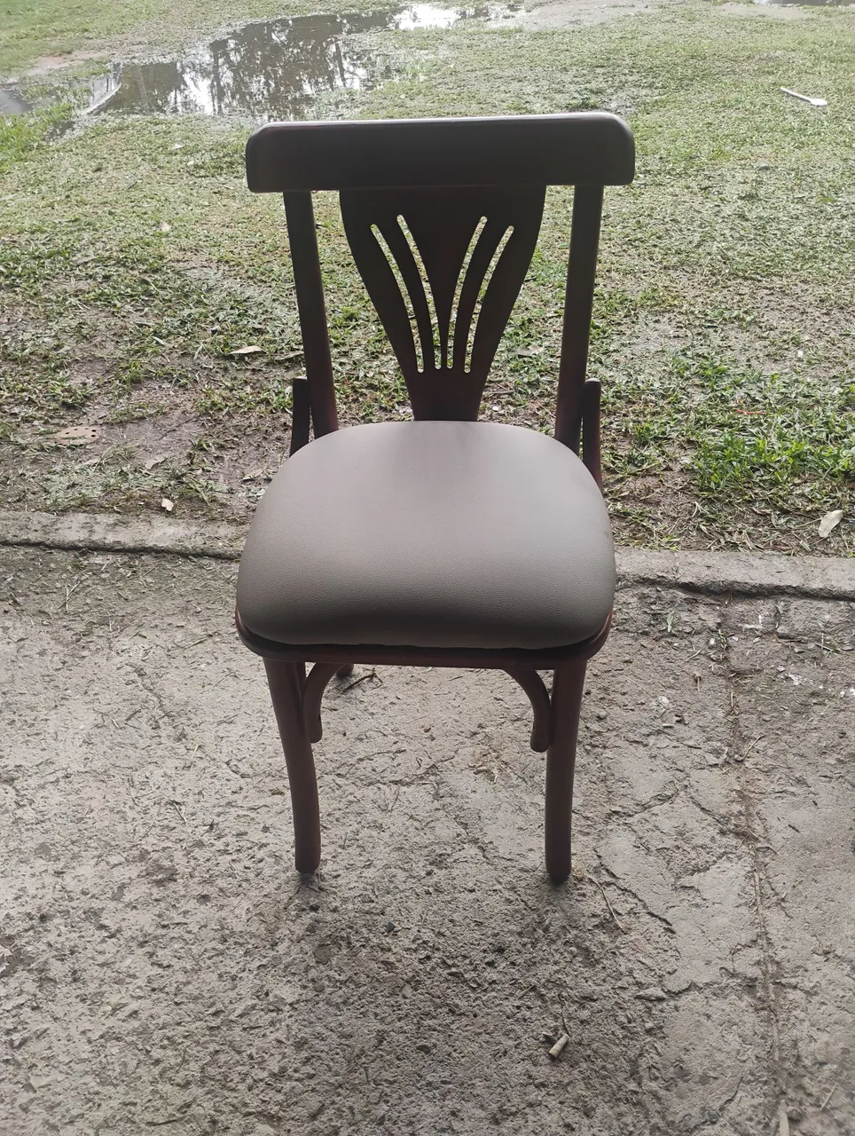 Cadeira de madeira com assento estofado