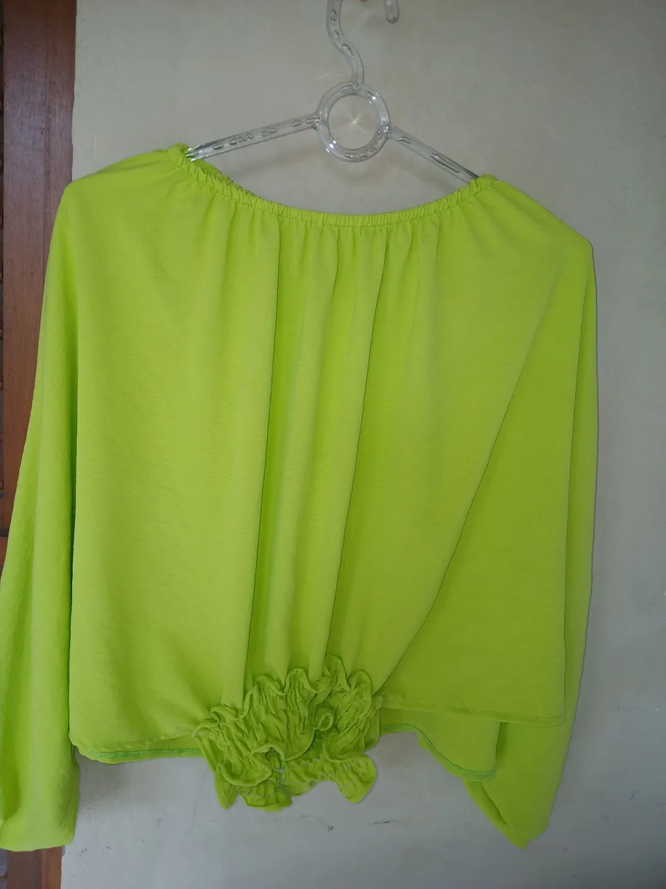 Blusa verde vibrante com detalhes franzidos