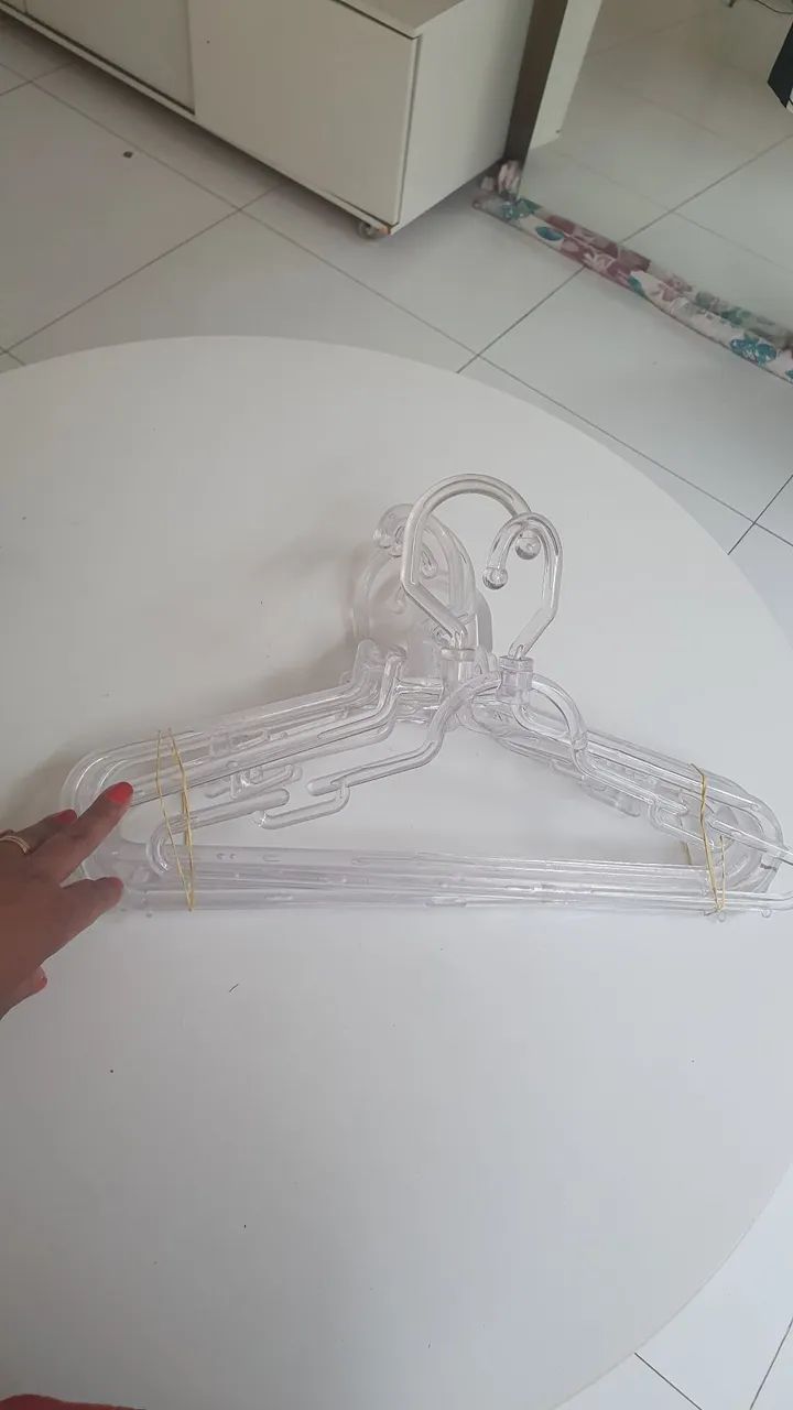 70 unidades cabides Acrílico  