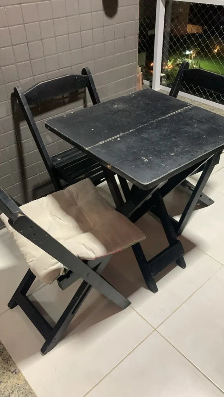 Conjunto de mesa e cadeiras dobráveis