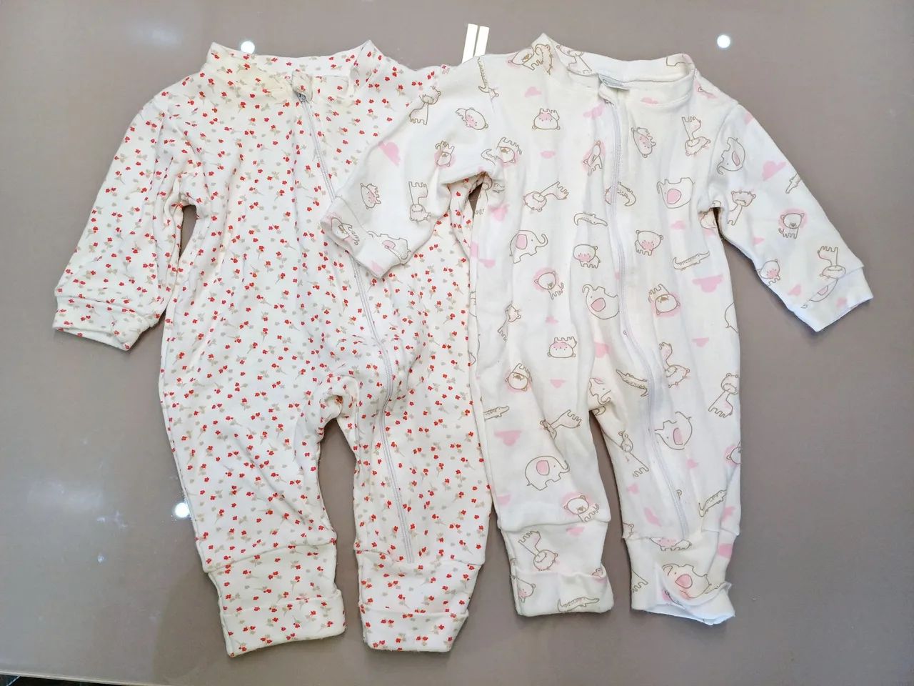 Kit 3 macacões vira pé para bebê - um de flores e outro de animal