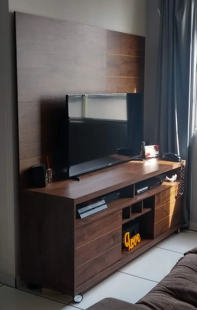 Rack para TV com painel e rodinhas