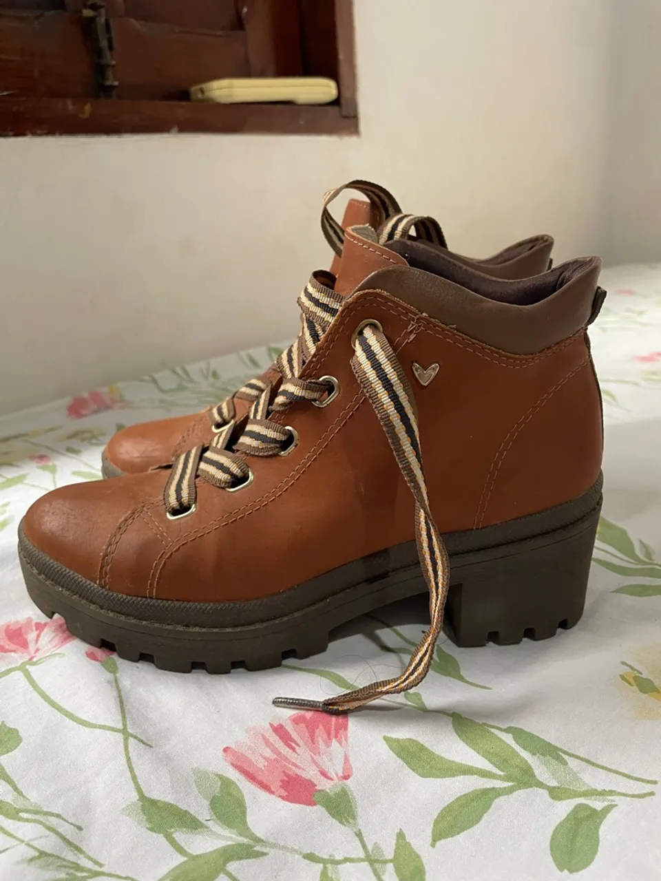 Bota marrom feminina